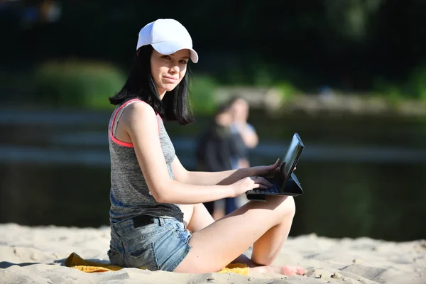 Junge Frau mit Tablet — Stockfoto