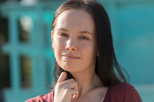 Retrato de cerca de una guapa morena — Foto de Stock