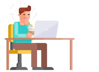 Serbest çalışan bir adam bir bilgisayarda çalışır. Soru işaretleri başının üstünde