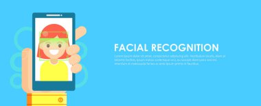 Yüz tanıma ve mobil kimlik. Genç kadın onun akıllı telefon veya app kilidini