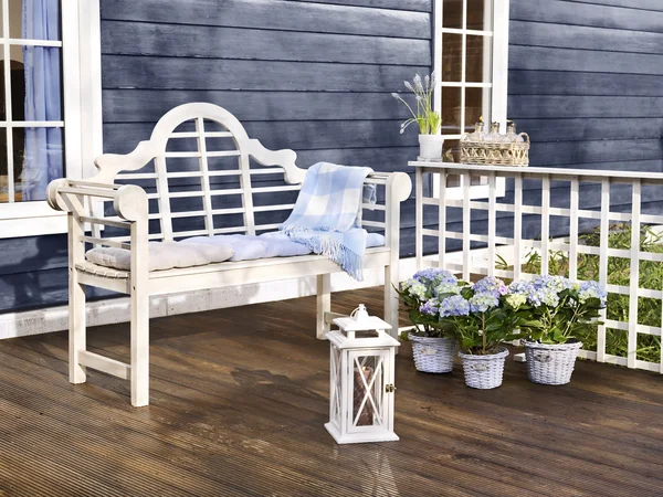 Bahçe kanepe için ahşap bir ev ile 