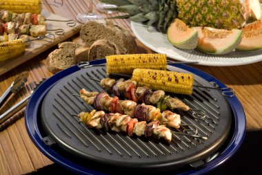 Lezzetli çıtır tavuk pişmiş sebze ile