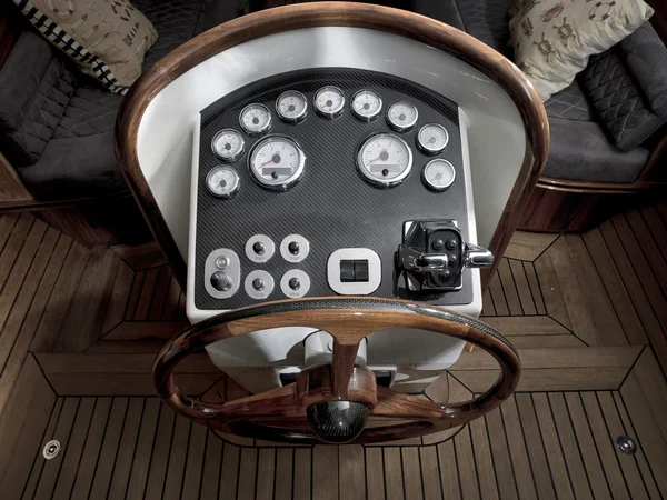 Barco de madera vintage con volante — Foto de Stock
