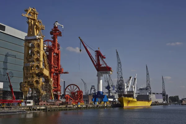 Buque de carga en el puerto de Rotterdam —  Fotos de Stock