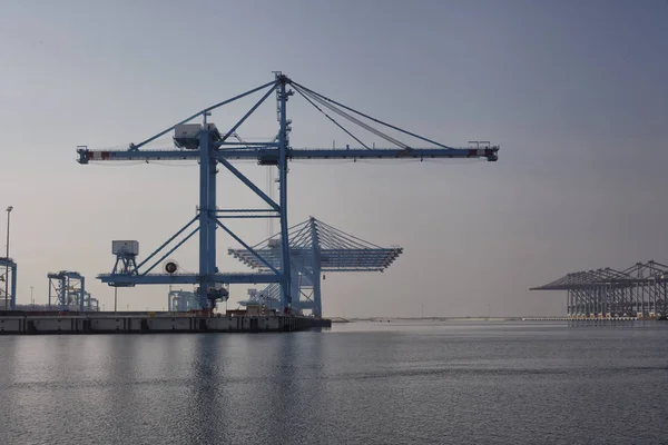 Terminal portuaria abandonada por la mañana en un puerto para cargar un — Foto de Stock