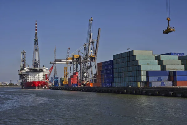 Grues portuaires chargeant un grand porte-conteneurs — Photo