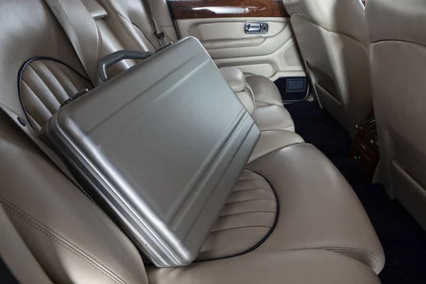 Araba arka koltukta lüks metal evrak çantası