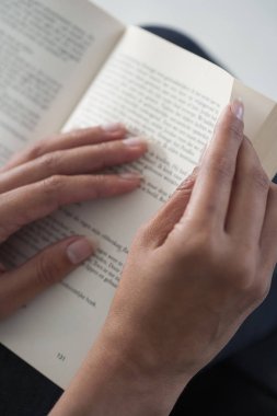 Kavram okumak için açık bir kitap ile el kadar kapatın