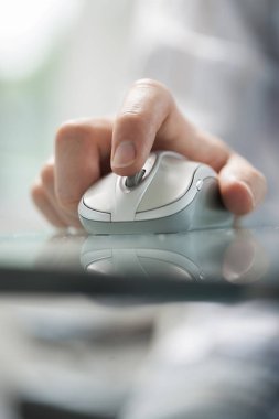kablosuz fare ile kontrol için onun vingers kullanan adam