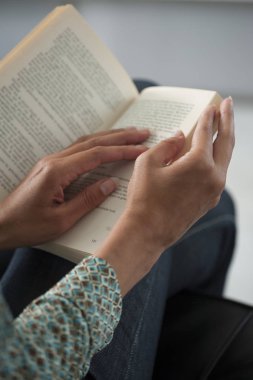 Genç kadın hakkında bir kitap, yakın çekim, ev iç okuma