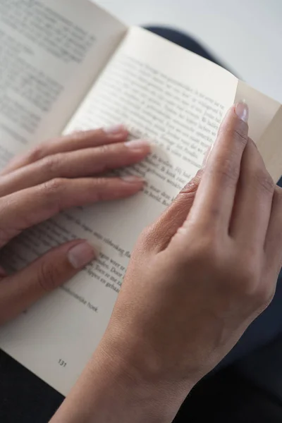 Fermez les mains avec un livre ouvert pour le concept de lecture — Photo