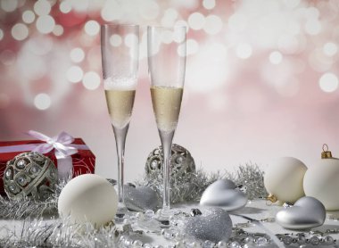 iki bardak şampanya Noel kutlamaları için