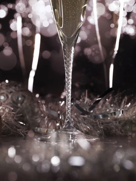 Luksusowy szampan okulary na czarnym tle fioletowy — Zdjęcie stockowe