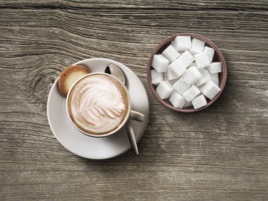 kapuçino Kupası üstten görünüm koyu ahşap tablo