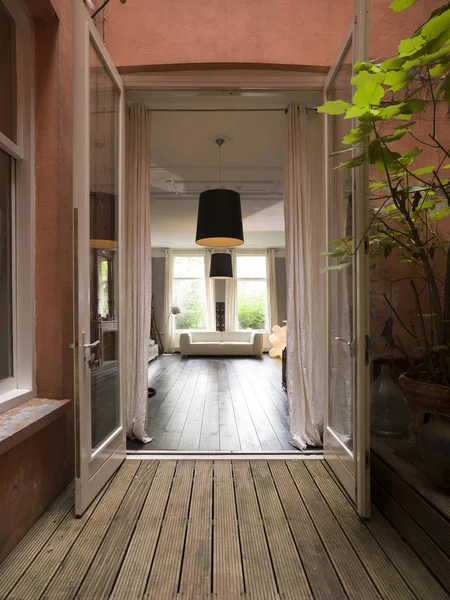 Warme interieur van luxe woonkamer met houten vloer en vintag — Stockfoto