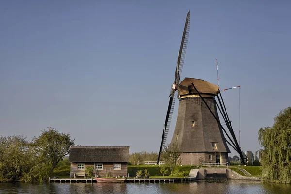 Molino holandés de ladrillo de piedra en Kinderdijk, una herita mundial de la UNESCO — Foto de Stock