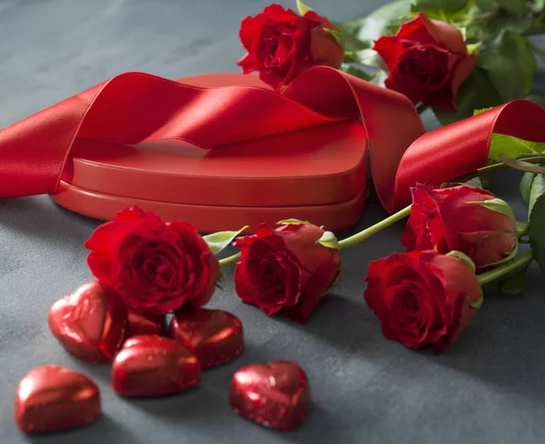 Boîte en forme de coeur avec coeurs rouges roses et ruban — Photo