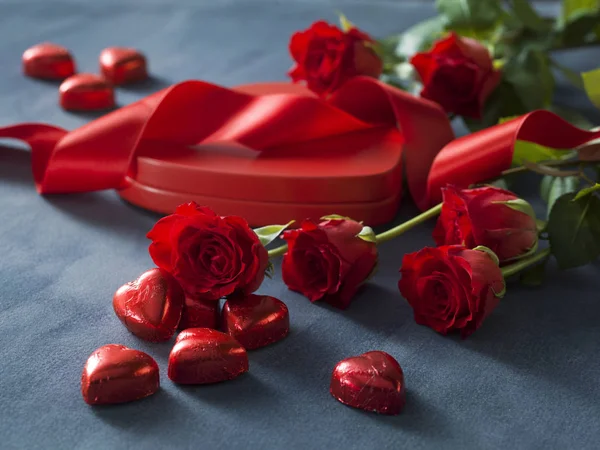 Bouquet de roses rouges de la Saint-Valentin et boîte avec des cœurs rouges — Photo