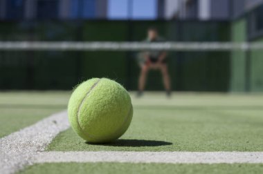Tennisplayer yak²n bir tenis kortu tenisi topu.