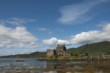 Görkemli Eilean Donan güzel sonbahar gününde castle. güneşli ön plan, dramatik gökyüzü ve şaşırtıcı scener