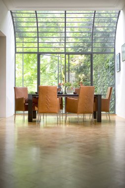 Güzel mutfak iç yeni lüks ev: Yemek Masası önünde bir Bahçe