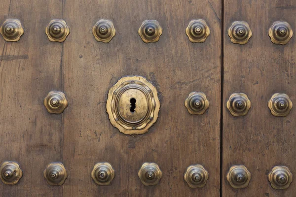 Drzwi Drewniane Metalowe Kolce — Zdjęcie stockowe