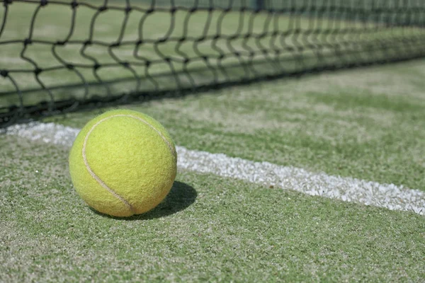 Pelota Tenis Una Cancha Tenis Junto Línea Lateral —  Fotos de Stock