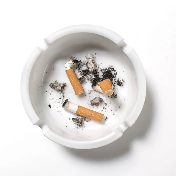 Sobrecarga Cigarros Velhos Cinzeiro Fundo Branco — Fotografia de Stock
