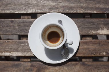 Boş fincan kahve masa ahşap üzerine