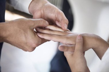 Gelin ve damat elele, onların parmak yüzük düğün