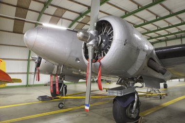 Pervane ve motor closeup retro uçak üzerinden