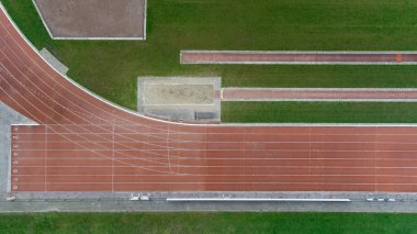 Atletizm koşu pisti. Yukarıdan bakan soyut hava görüntüsü 