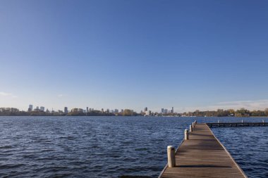 Rotterdam 'ın ufuk çizgisinde Kralın Bos' undan görüldüğü gibi görün