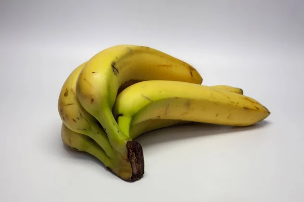 Спелые желтые бананы фрукты, куча спелых бананов с темным пятном — стоковое фото