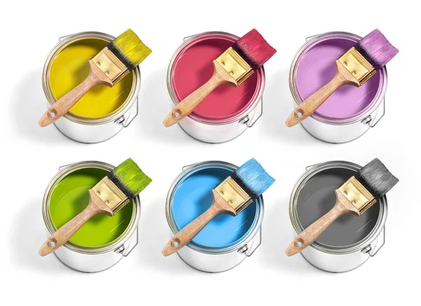 Üzerinde fırça olan farklı dekoratörlerin boyaları olan boya kutuları.