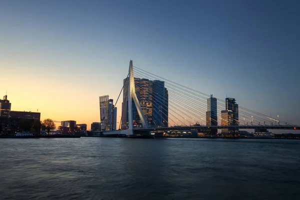 Vista panoramica sul ponte Erasmus in città e gli edifici o — Foto Stock