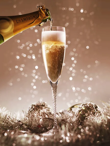 Şampanya bardağına şampanya doldurmak Bokeh Noeli 'nde