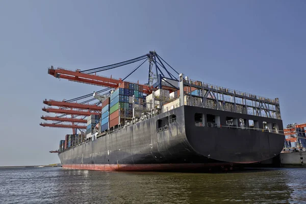 Port of Rotterdam. The Netherlands. Large harbor cranes loading — Stock Photo, Image