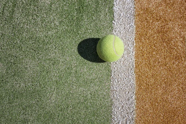 Palla da tennis su sfondo campo da tennis — Foto Stock