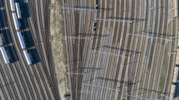 Comboios de carga de perto. Vista aérea de trens de carga coloridos em — Fotografia de Stock