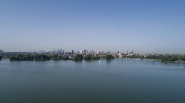 Rotterdam 'ın ufuk çizgisinde Kralın Bos' undan görüldüğü gibi görün