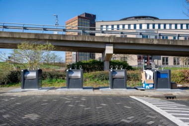 Ayrı çöp ve geri dönüşümlü atık koleksiyonu için modern çöp kutusu