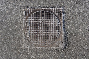 Paslı rögar kapağı, grunge rögar kapağı.