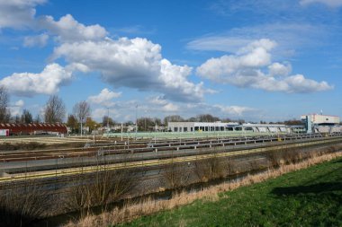 Metro istasyonu, metro vagonları raylara.