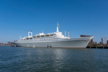Rotterdam Limanı 'ndaki SS Rotterdam Gemisi