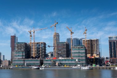 Hollanda, Rotterdam 'da akşam gökyüzünde inşa halinde olan yüksek binalar.