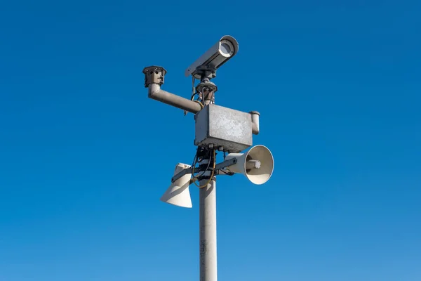 Security Camera Blue Sky Backdrop — Stock Photo, Image