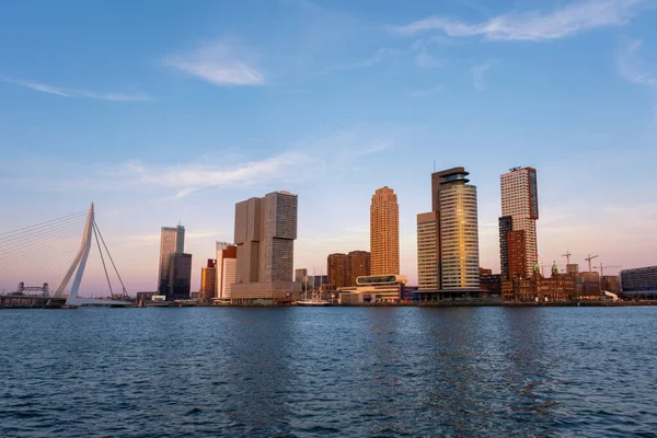 Rotterdam Skyline Mostem Erasmusbrug Zachodzie Słońca Rotterdamie Holandia — Zdjęcie stockowe