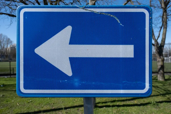 Yoldaki trafiğin yönünü işaretle
