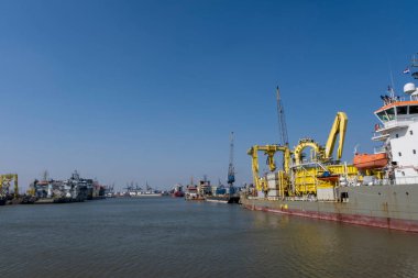 Limanda demirli büyük vinçler ve gemiler. Uluslararası ticari liman, Rotterdam şehri. Lojistik işi